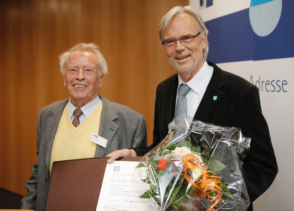 Der verstorbene Erich Müller (links) anlässlich der Verleihung des Ehrenbriefs der Stadt Offenbach mit dem ehemaligen OB Horst Schneider.